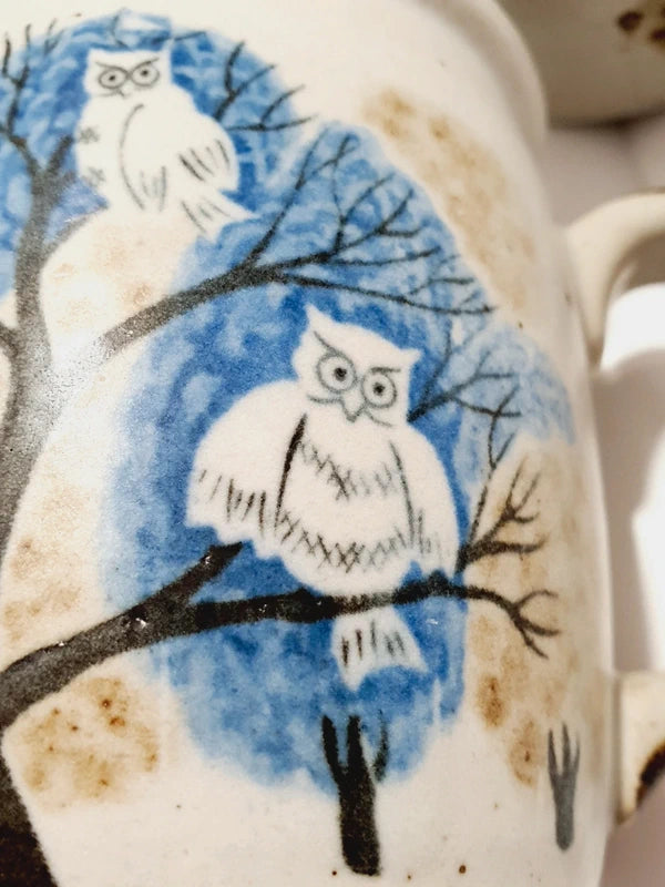 Deux mugs vintage en grès de la marque japonaise Otagiri avec un décor en relief de chouettes blanches dans les arbres sur fond bleu et beige.