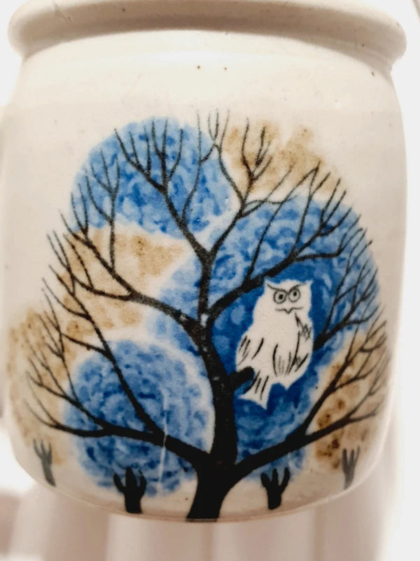 Deux mugs vintage en grès de la marque japonaise Otagiri avec un décor en relief de chouettes blanches dans les arbres sur fond bleu et beige.