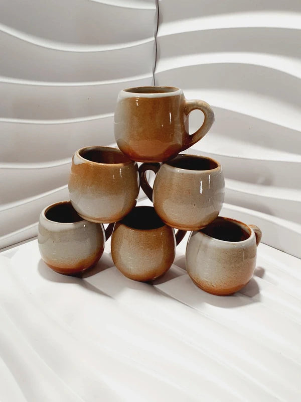 Lot de six petits godets ou mini chopes de service à digestif ou calvados avec anse en grès véritable bicolore marron ocre et crème verni brillant, style vaisselle rustique et art populaire des années 1970.