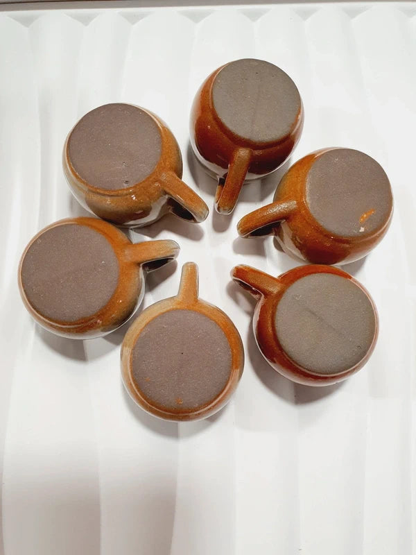 Lot de six petits godets ou mini chopes de service à digestif ou calvados avec anse en grès véritable bicolore marron ocre et crème verni brillant, style vaisselle rustique et art populaire des années 1970.
