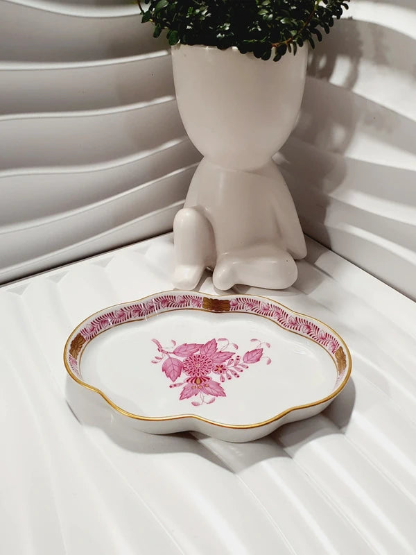 Coupelle festonnée en porcelaine de Hongrie Herend décor Apponyi Framboise peint à la main et dorure or fin.