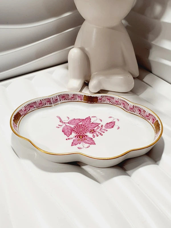 Coupelle festonnée en porcelaine de Hongrie Herend décor Apponyi Framboise peint à la main et dorure or fin.