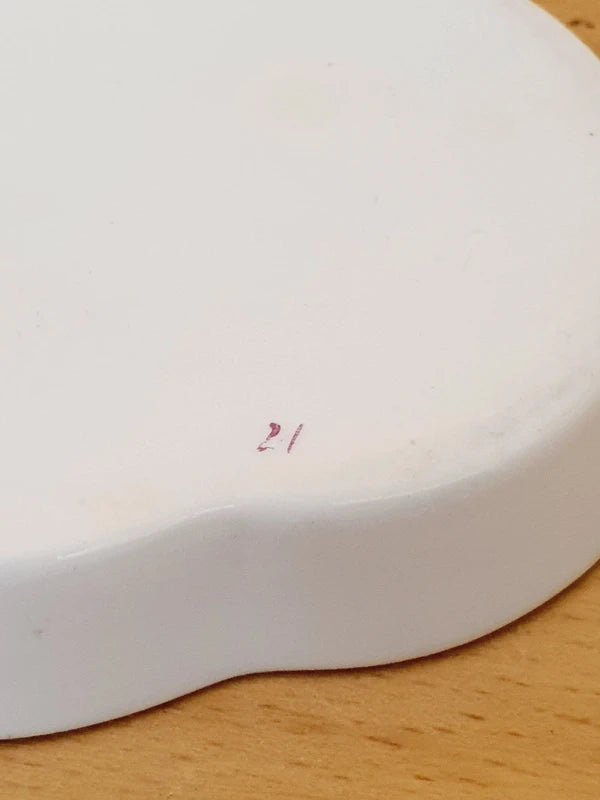 Coupelle festonnée en porcelaine de Hongrie Herend décor Apponyi Framboise peint à la main et dorure or fin.
