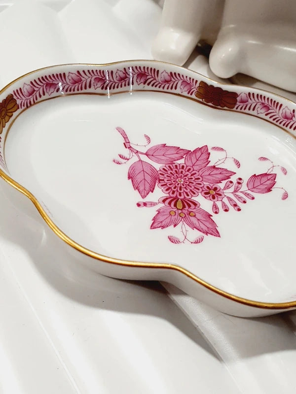 Coupelle festonnée en porcelaine de Hongrie Herend décor Apponyi Framboise peint à la main et dorure or fin.