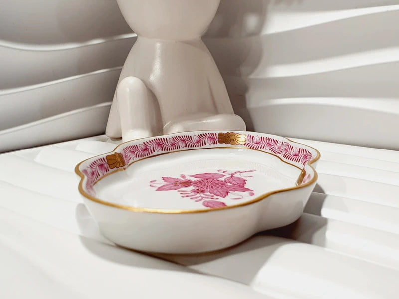 Coupelle festonnée en porcelaine de Hongrie Herend décor Apponyi Framboise peint à la main et dorure or fin.