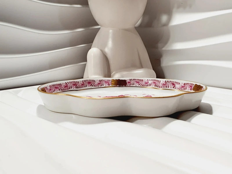 Coupelle festonnée en porcelaine de Hongrie Herend décor Apponyi Framboise peint à la main et dorure or fin.