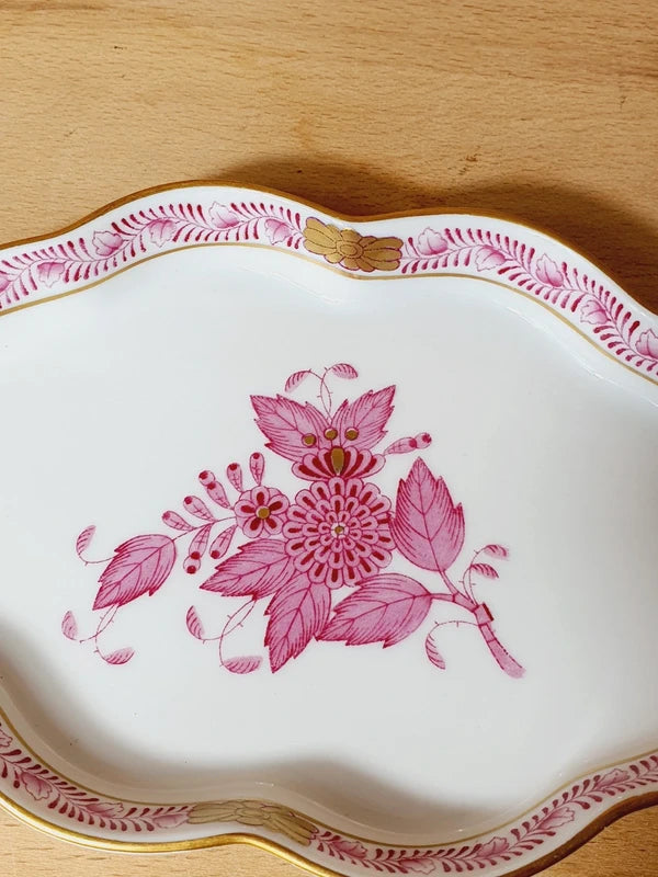 Coupelle festonnée en porcelaine de Hongrie Herend décor Apponyi Framboise peint à la main et dorure or fin.