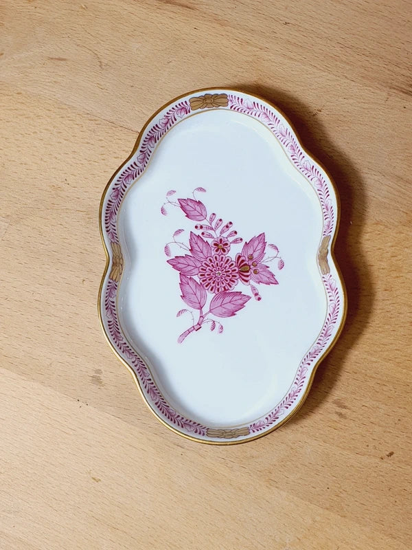 Coupelle festonnée en porcelaine de Hongrie Herend décor Apponyi Framboise peint à la main et dorure or fin.