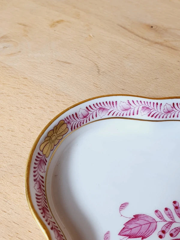 Coupelle festonnée en porcelaine de Hongrie Herend décor Apponyi Framboise peint à la main et dorure or fin.
