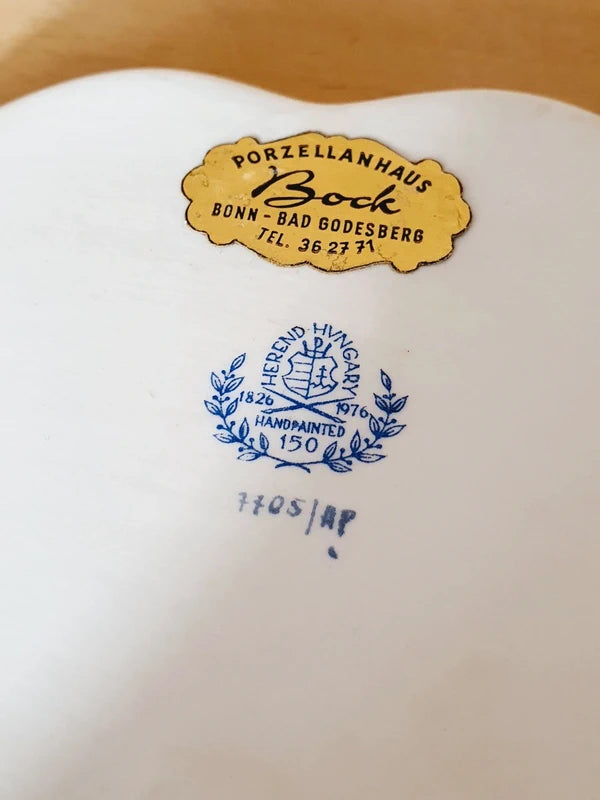 Coupelle festonnée en porcelaine de Hongrie Herend décor Apponyi Framboise peint à la main et dorure or fin.