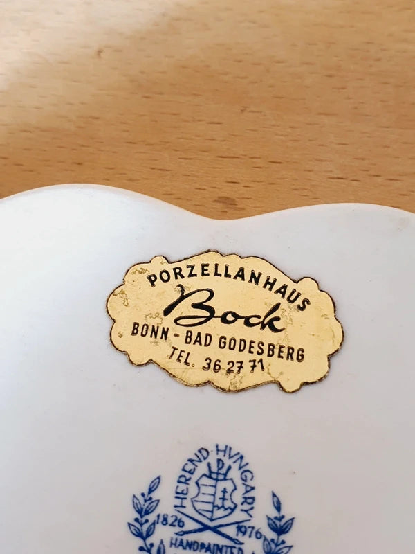 Coupelle festonnée en porcelaine de Hongrie Herend décor Apponyi Framboise peint à la main et dorure or fin.