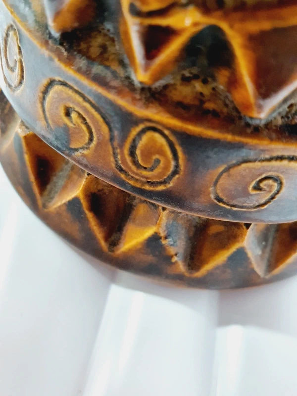 Grande chope en céramique d'art émaillée couleur marron avec motifs géométriques et volutes gravés en relief, signée Beny Leleu sous la base, style poterie artisanale des années 1970