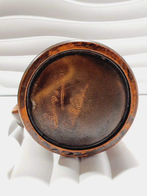 Grande chope en céramique d'art émaillée couleur marron avec motifs géométriques et volutes gravés en relief, signée Beny Leleu sous la base, style poterie artisanale des années 1970