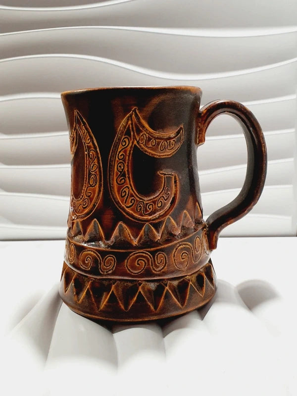 Grande chope en céramique d'art émaillée couleur marron avec motifs géométriques et volutes gravés en relief, signée Beny Leleu sous la base, style poterie artisanale des années 1970