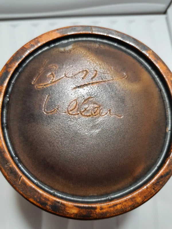 Grande chope en céramique d'art émaillée couleur marron avec motifs géométriques et volutes gravés en relief, signée Beny Leleu sous la base, style poterie artisanale des années 1970