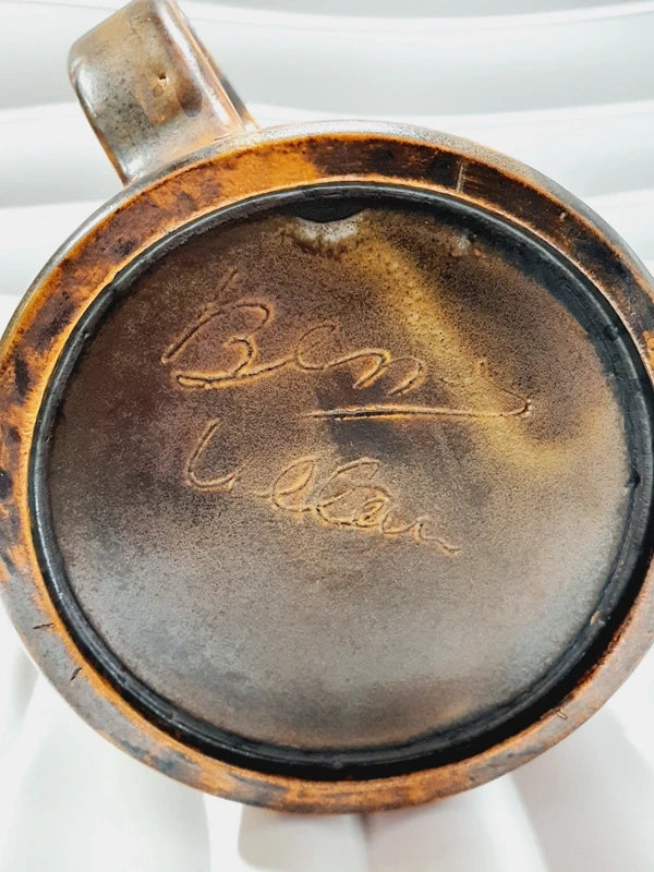 Grande chope en céramique d'art émaillée couleur marron avec motifs géométriques et volutes gravés en relief, signée Beny Leleu sous la base, style poterie artisanale des années 1970