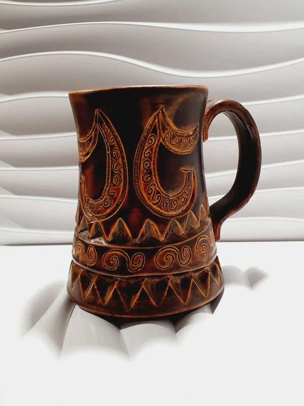 Grande chope en céramique d'art émaillée couleur marron avec motifs géométriques et volutes gravés en relief, signée Beny Leleu sous la base, style poterie artisanale des années 1970