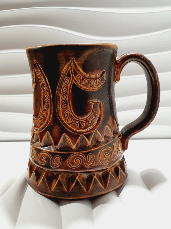 Grande chope en céramique d'art émaillée couleur marron avec motifs géométriques et volutes gravés en relief, signée Beny Leleu sous la base, style poterie artisanale des années 1970