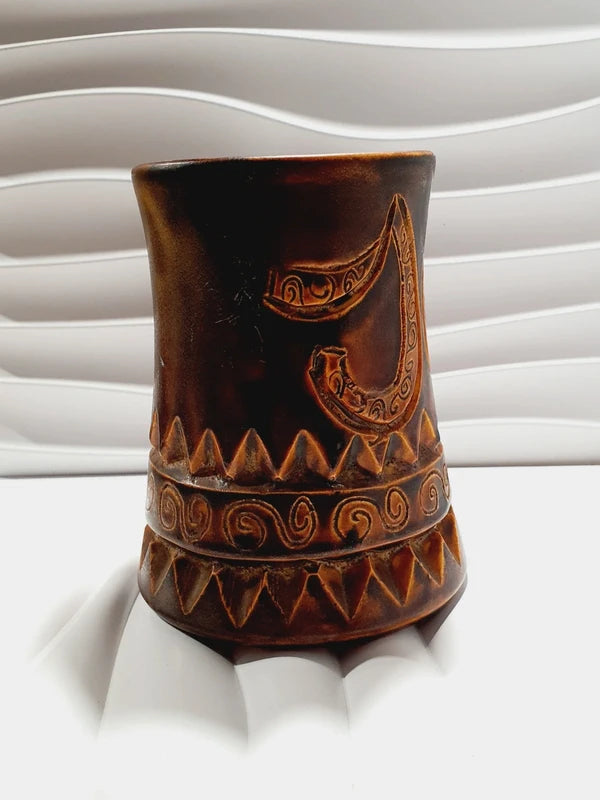 Grande chope en céramique d'art émaillée couleur marron avec motifs géométriques et volutes gravés en relief, signée Beny Leleu sous la base, style poterie artisanale des années 1970