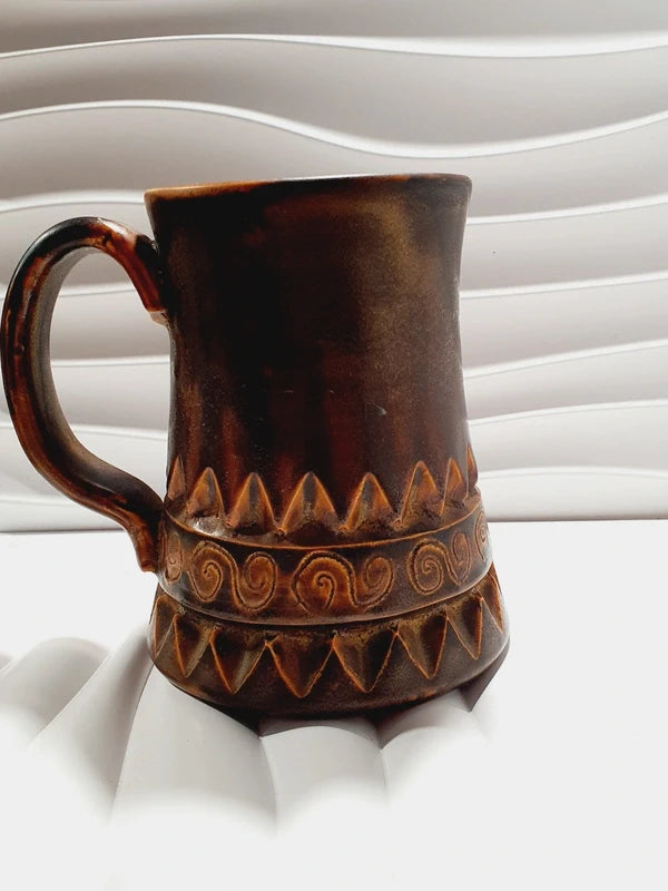 Grande chope en céramique d'art émaillée couleur marron avec motifs géométriques et volutes gravés en relief, signée Beny Leleu sous la base, style poterie artisanale des années 1970