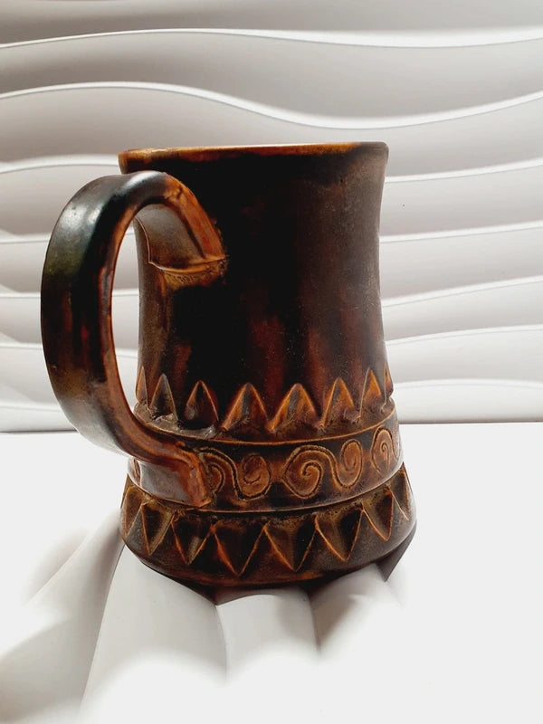Grande chope en céramique d'art émaillée couleur marron avec motifs géométriques et volutes gravés en relief, signée Beny Leleu sous la base, style poterie artisanale des années 1970