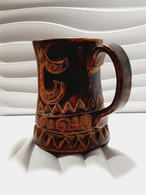Grande chope en céramique d'art émaillée couleur marron avec motifs géométriques et volutes gravés en relief, signée Beny Leleu sous la base, style poterie artisanale des années 1970