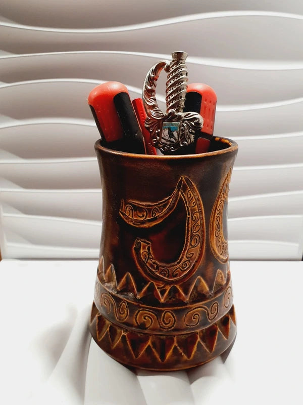 Grande chope en céramique d'art émaillée couleur marron avec motifs géométriques et volutes gravés en relief, signée Beny Leleu sous la base, style poterie artisanale des années 1970