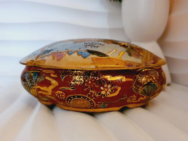Boîte à Bijoux Vintage style Satsuma en Porcelaine : Scène de Cérémonie Dorée (1970-80)