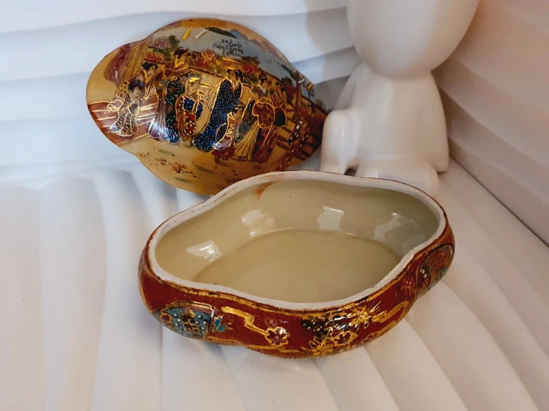 Boîte à Bijoux Vintage style Satsuma en Porcelaine : Scène de Cérémonie Dorée (1970-80)