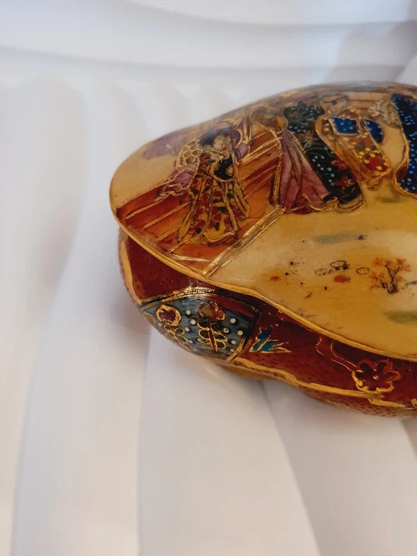 Boîte à Bijoux Vintage style Satsuma en Porcelaine : Scène de Cérémonie Dorée (1970-80)