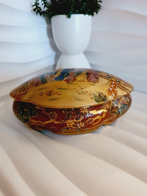 Boîte à Bijoux Vintage style Satsuma en Porcelaine : Scène de Cérémonie Dorée (1970-80)