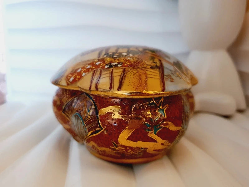 Boîte à Bijoux Vintage style Satsuma en Porcelaine : Scène de Cérémonie Dorée (1970-80)