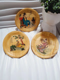 Lot de 3 petites coupelles rondes vintage en bambou pressé fait main des années 1970 avec des illustrations colorées de personnages de la mythologie chinoise et de poèmes calligraphiés, montrant le tressage sous la base estampillé noir Made in Taiwan Republic of China.