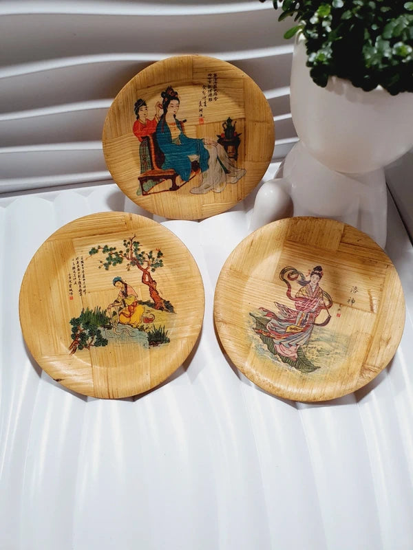 Lot de 3 petites coupelles rondes vintage en bambou pressé fait main des années 1970 avec des illustrations colorées de personnages de la mythologie chinoise et de poèmes calligraphiés, montrant le tressage sous la base estampillé noir Made in Taiwan Republic of China.
