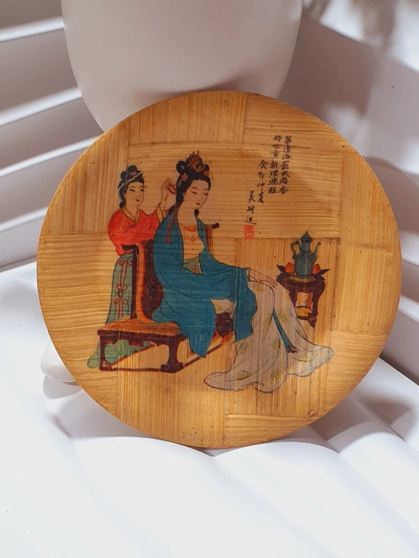 Lot de 3 petites coupelles rondes vintage en bambou pressé fait main des années 1970 avec des illustrations colorées de personnages de la mythologie chinoise et de poèmes calligraphiés, montrant le tressage sous la base estampillé noir Made in Taiwan Republic of China.