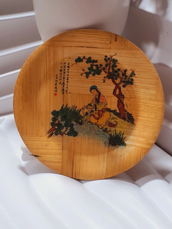 Lot de 3 petites coupelles rondes vintage en bambou pressé fait main des années 1970 avec des illustrations colorées de personnages de la mythologie chinoise et de poèmes calligraphiés, montrant le tressage sous la base estampillé noir Made in Taiwan Republic of China.