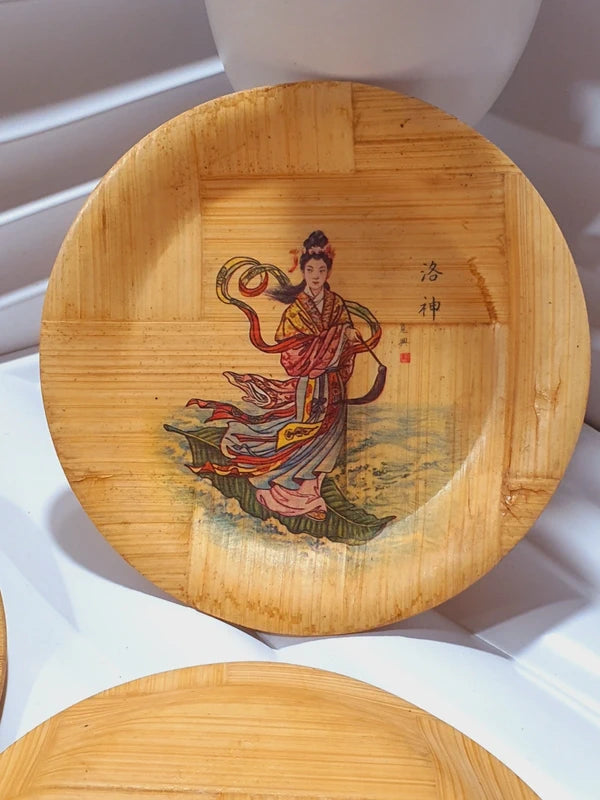 Lot de 3 petites coupelles rondes vintage en bambou pressé fait main des années 1970 avec des illustrations colorées de personnages de la mythologie chinoise et de poèmes calligraphiés, montrant le tressage sous la base estampillé noir Made in Taiwan Republic of China.