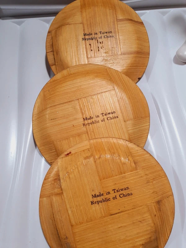 Lot de 3 petites coupelles rondes vintage en bambou pressé fait main des années 1970 avec des illustrations colorées de personnages de la mythologie chinoise et de poèmes calligraphiés, montrant le tressage sous la base estampillé noir Made in Taiwan Republic of China.