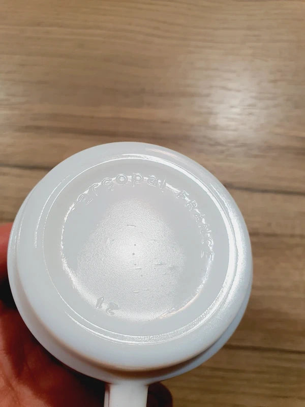 Lot de 12 petites tasses à café empilables en verre opale blanc de lait de la marque Arcopal des années 1970 en parfait état de conservation, présentées d'abord assemblées en pyramide 