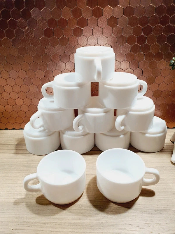 Lot de 12 petites tasses à café empilables en verre opale blanc de lait de la marque Arcopal des années 1970 en parfait état de conservation, présentées d'abord assemblées en pyramide 