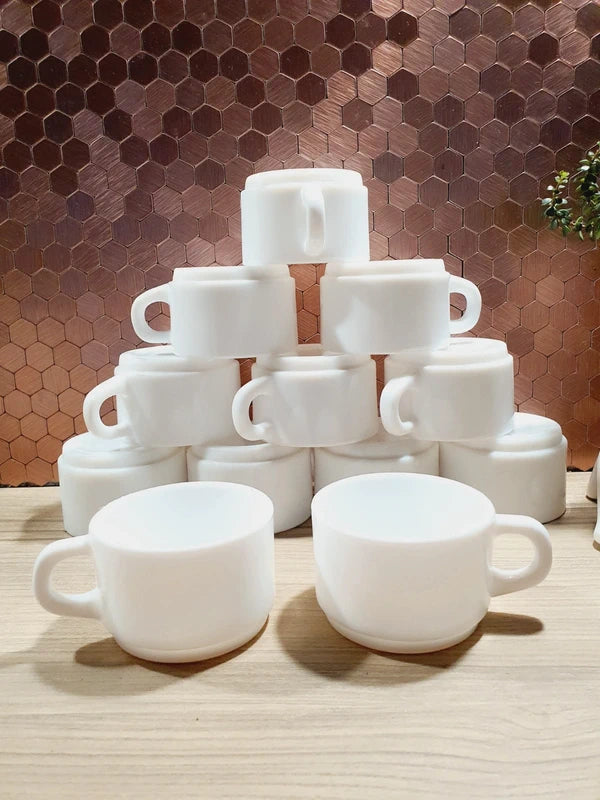 Lot de 12 petites tasses à café empilables en verre opale blanc de lait de la marque Arcopal des années 1970 en parfait état de conservation, présentées d'abord assemblées en pyramide 