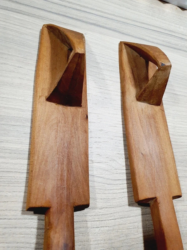 Ensemble de couverts à salade vintage en bois véritable sculpté à la main des années 1970 composé d'une grande fourchette trident et d'une cuillère louche, ornées de motifs de cerfs, biches et faons en relief sur le manche avec encoche repose-plat au dos, montrant un léger éclat de cuisson ou d'usage sur le rebord supérieur du buvant.