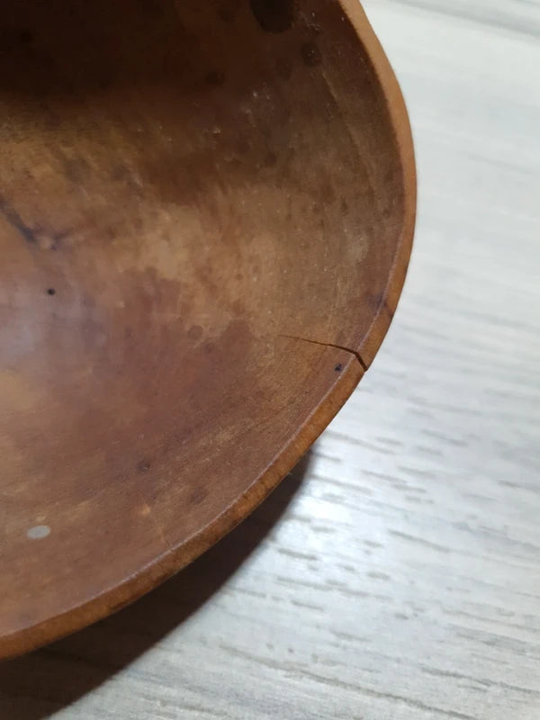 Ensemble de couverts à salade vintage en bois véritable sculpté à la main des années 1970 composé d'une grande fourchette trident et d'une cuillère louche, ornées de motifs de cerfs, biches et faons en relief sur le manche avec encoche repose-plat au dos, montrant un léger éclat de cuisson ou d'usage sur le rebord supérieur du buvant.