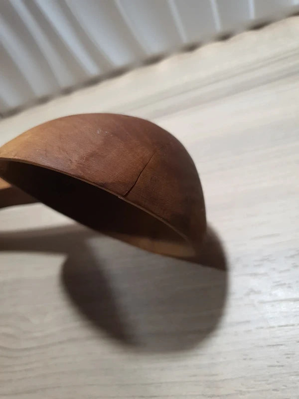 Ensemble de couverts à salade vintage en bois véritable sculpté à la main des années 1970 composé d'une grande fourchette trident et d'une cuillère louche, ornées de motifs de cerfs, biches et faons en relief sur le manche avec encoche repose-plat au dos, montrant un léger éclat de cuisson ou d'usage sur le rebord supérieur du buvant.