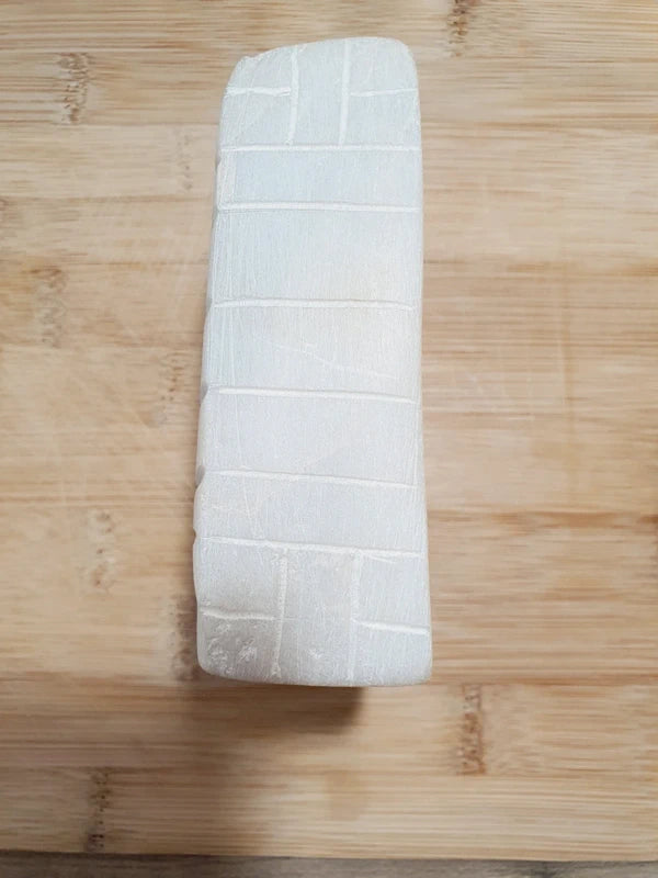 Cendrier vide-poche rectangulaire de style brutaliste en pierre naturelle beige et crème sculptée, avec des motifs géométriques gravés artisanaux des années 1970.