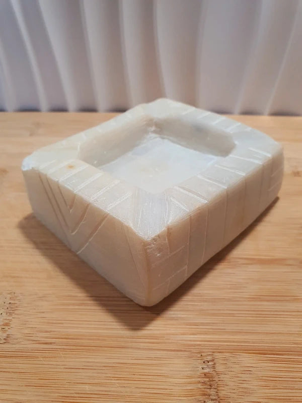 Cendrier vide-poche rectangulaire de style brutaliste en pierre naturelle beige et crème sculptée, avec des motifs géométriques gravés artisanaux des années 1970.