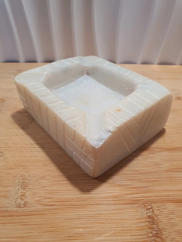 Cendrier vide-poche rectangulaire de style brutaliste en pierre naturelle beige et crème sculptée, avec des motifs géométriques gravés artisanaux des années 1970.