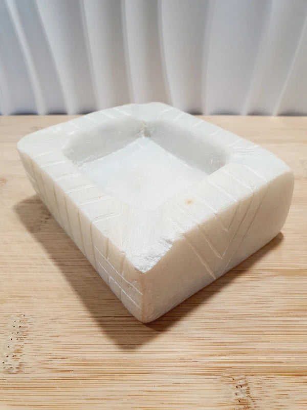 Cendrier vide-poche rectangulaire de style brutaliste en pierre naturelle beige et crème sculptée, avec des motifs géométriques gravés artisanaux des années 1970.