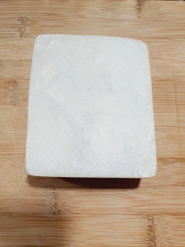 Cendrier vide-poche rectangulaire de style brutaliste en pierre naturelle beige et crème sculptée, avec des motifs géométriques gravés artisanaux des années 1970.
