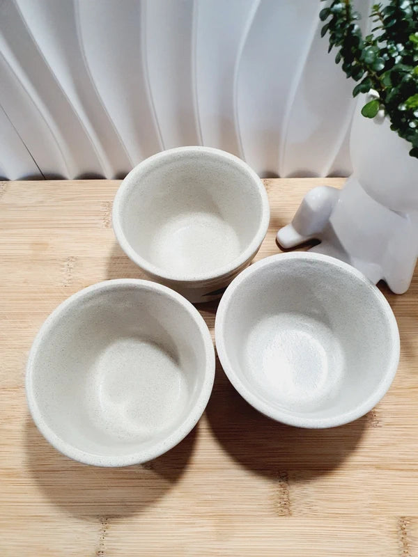 Lot de trois ramequins vintage en grès émaillé gris clair moucheté avec des motifs de feuilles bleu et marron, estampillés Sologne Faïence de Saint-Amand France, style campagne chic.